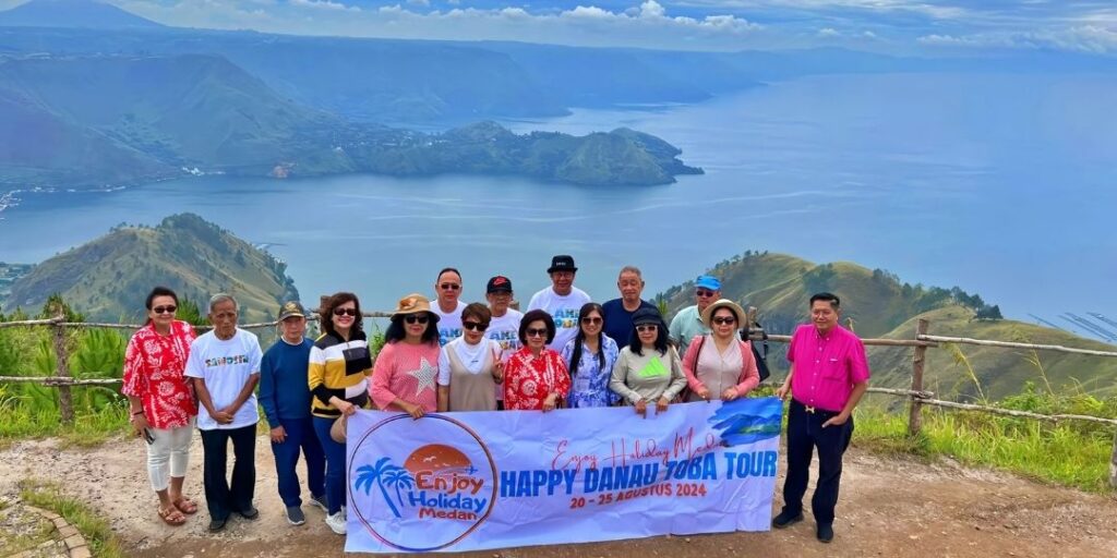 ROMBONGAN PENGUSAHA DARI PONTIANAK MENIKMATI PEMANDANGAN DANAU TOBA DARI TAMAN SIMALEM RESORT